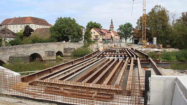Dieser Tage wird die Unterkonstruktion f&uuml;r die neue Br&uuml;cke gebaut. Foto: Andreas Dorsch