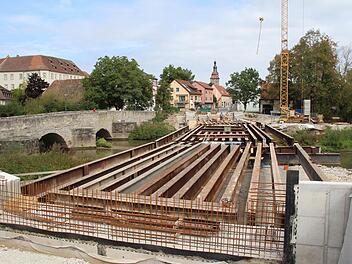 Dieser Tage wird die Unterkonstruktion für die neue Brücke gebaut. Foto: Andreas Dorsch