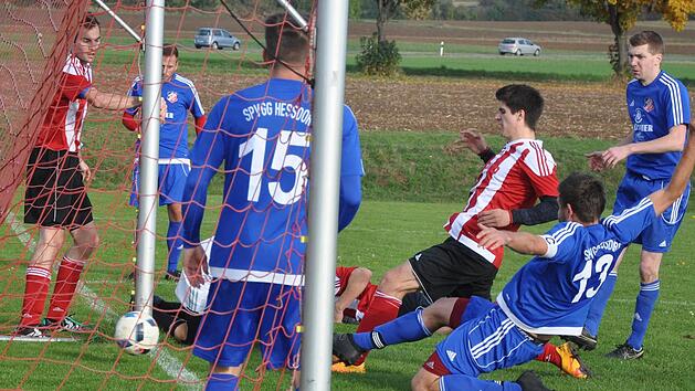 Oliver Seeberger (rechts, rotes Trikot) erzielte kurz vor der Pause die vermeintliche 2:1-F&uuml;hrung f&uuml;r Eggolsheim gegen He&szlig;dorf, doch Schiri Gerd R&ouml;sel pfiff vorher den Zweikampf im F&uuml;nfer zwischen Georg Neudecker und G&auml;stekeeper Christian Sellerer ab (beide am Boden verdeckt). Mit Bruder Tobias trifft Seeberger am Sonntag auf seinen Ex-Verein Buckenhofen.  Foto: Leo H&uuml;hnlein