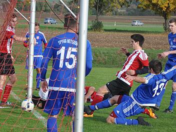 Oliver Seeberger (rechts, rotes Trikot) erzielte kurz vor der Pause die vermeintliche 2:1-Führung für Eggolsheim gegen Heßdorf, doch Schiri Gerd Rösel pfiff vorher den Zweikampf im Fünfer zwischen Georg Neudecker und Gästekeeper Christian Sellerer ab (beide am Boden verdeckt). Mit Bruder Tobias trifft Seeberger am Sonntag auf seinen Ex-Verein Buckenhofen.  Foto: Leo Hühnlein