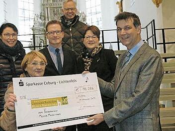 Die Mitglieder des Fördervereins Musica Mauritiana überreichen einen Scheck über 16 286 Euro für das neue Podest (von links): Ortrun Stenglein-Gröschel, Heide-Marie Wimmer, Thomas Rademacher, Kantor Peter Stenglein, Erika Kreuzer, Dekan Stefan Kirchberger.  Foto: E. Meißinger
