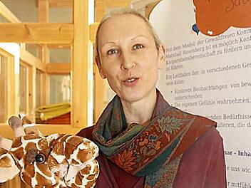 Dunja Müller bezeichnet sich selbst als "Übersetzerin für Giraffensprache". Die Referentin aus Regensburg setzt sich für Kommunikation auf Augenhöhe zwischen Erwachsenen und Jugendlichen ein. Das reduziert Stress und vermeidet Missverständnisse. Foto: Sonny Adam