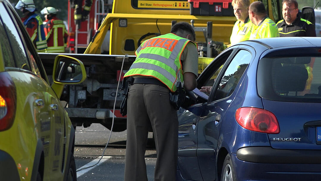 Polizei sieht rot: Bereits mehr als 20 Gaffer herausgezogen - Wohnmobilfahrer kollidiert beim Überholen mit Lastwagen
