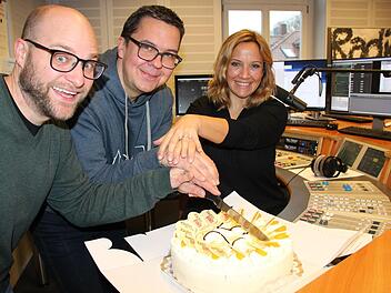 Torsten Hanft, Thomas Apfel und Uli Noll (von links) schneiden im Sendestudio die Geburtstagstorte an.Oliver Schmidt