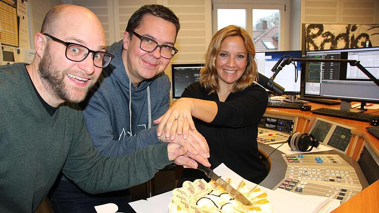 Torsten Hanft, Thomas Apfel und Uli Noll (von links) schneiden im Sendestudio die Geburtstagstorte an.Oliver Schmidt