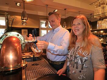 Das Geschäft lief, wuchs ihnen aber über den Kopf. Jaqueline Sailer und Jens Klotzkowski machen ihr Flammkuchenhäusle dicht. Foto: Andreas Oswald