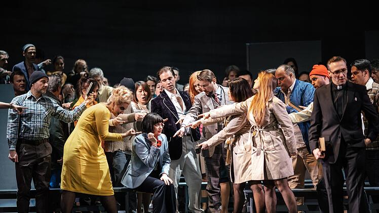 Szene aus Benjamin Brittens "Peter Grimes" am Landestheater CoburgFoto: Jochen Berger