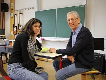 Zainab Al Haj Rasul und Schulleiter Michael Ulbrich freuen sich über das Stipendienprogramm "Talent im Land - Bayern". Foto: Franziska Rieger