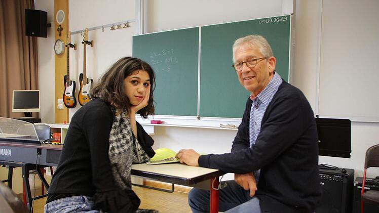 Zainab Al Haj Rasul und Schulleiter Michael Ulbrich freuen sich über das Stipendienprogramm "Talent im Land - Bayern". Foto: Franziska Rieger
