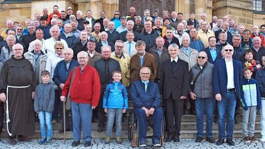 Die "Görchn" aus dem Landkreis, darunter auch der Pfarrer George Thottankara (rechts) aus Lichtenfels, feierten am Dienstag in Vierzehnheiligen mit einem vom Guardian Heribert Arens (vorne 3. v. li.) zelebrierten festlichen Gottesdienst ihren Namenstag.  Foto: Alfred Thieret