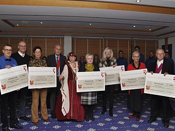 13 000 Euro Spenden konnte Marie-Luise die Präsidentin des Hilfswerkes des Ordens Sankt Fortunat, Marie-Luise Biedermann (5. v. links) gemeinsam mit dem Schatzmeister Jürgen Häfner (4. v. links) an (von links) an Vertreter von gemeinnützigen Einrichtungen und Vereinen, meist aus der Region, überreichen.Peter Klopf