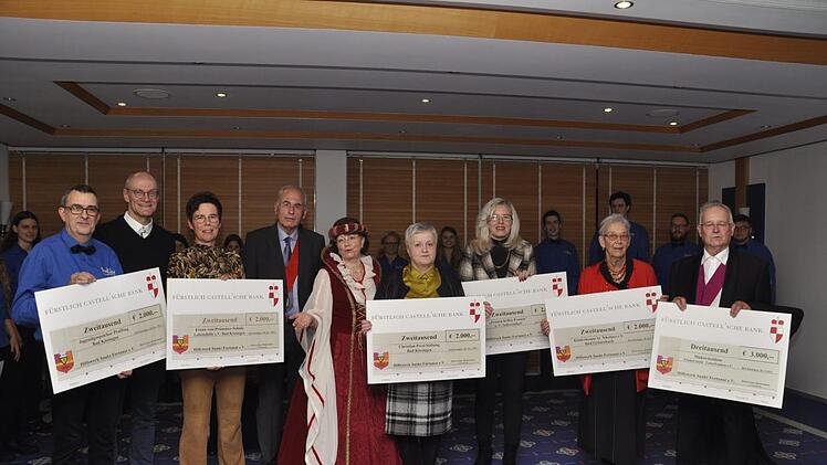 13 000 Euro Spenden konnte Marie-Luise die Präsidentin des Hilfswerkes des Ordens Sankt Fortunat, Marie-Luise Biedermann (5. v. links) gemeinsam mit dem Schatzmeister Jürgen Häfner (4. v. links) an (von links) an Vertreter von gemeinnützigen Einrichtungen und Vereinen, meist aus der Region, überreichen.Peter Klopf