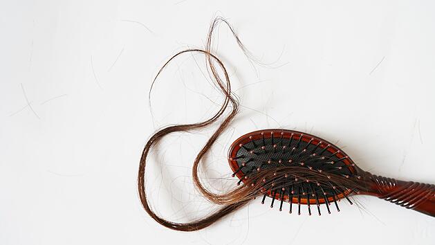 F&uuml;r sch&ouml;nes, gl&auml;nzendes Haar solltest du deine Haarb&uuml;rste regelm&auml;&szlig;ig reinigen.