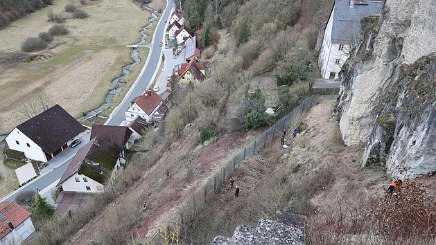 Blick ins Trubachtal mit der Burgruine rechts