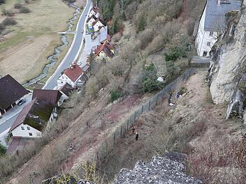 Blick ins Trubachtal mit der Burgruine rechts
