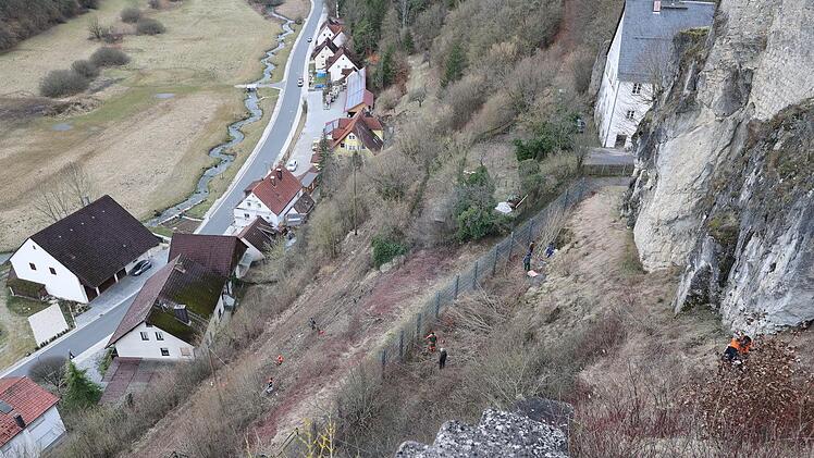 Blick ins Trubachtal mit der Burgruine rechts