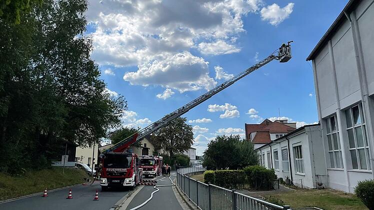 Wirsberg: Brand in Firma sorgt f&uuml;r Gro&szlig;einsatz - Zahlreiche Feuerwehren k&auml;mpfen gegen Flammen