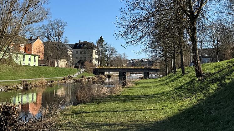 Hof: "Ekelhafter" April-Scherz sorgt für Diskussion - "HofBad"-Bücke eingestürzt?