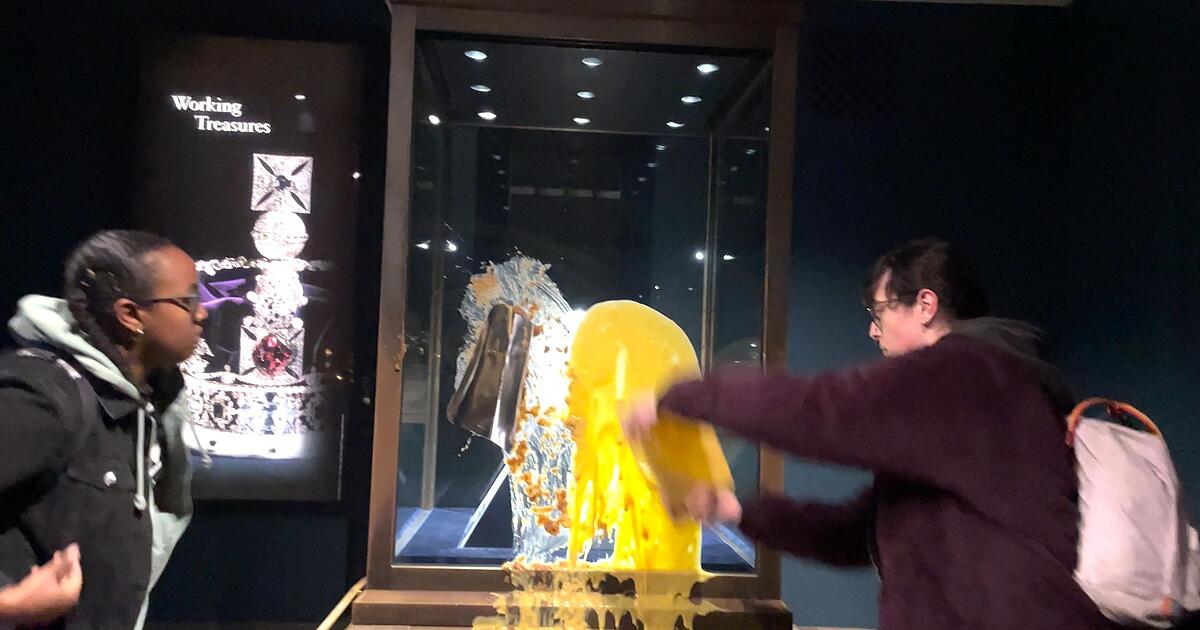 Tower of London: Kuchen und Soße auf Kronjuwelen geworfen - vier ...