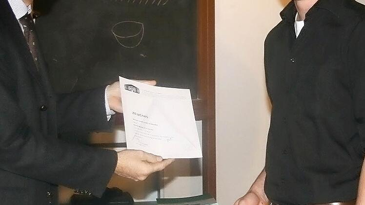 Anton Gerstenkorn erhält sein Zeugnis vom Chef der Villa Fabris.