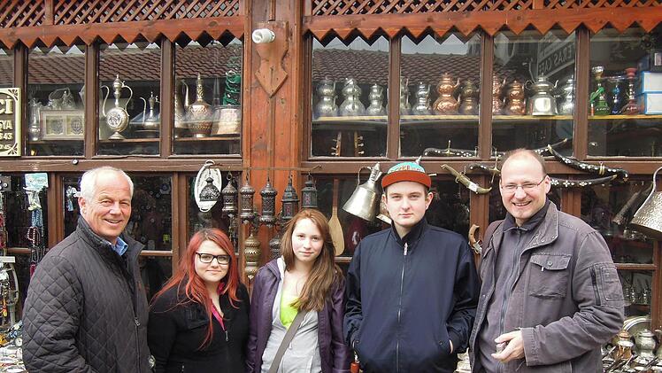 Schulleiter Michael Pfitzner mit den Schülern Lea Grießhammer, Tamara Grimme und Philipp Kuliqi sowie Comemnius-Koordinator Jochen Kees (von links) in Ankara.
