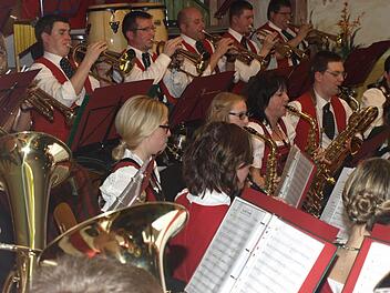 Die Trachtenkapelle Oerlenbach begeisterte im voll besetzten Pfarrsaal mit vielen Melodien.  Fotos: Stefan Geiger