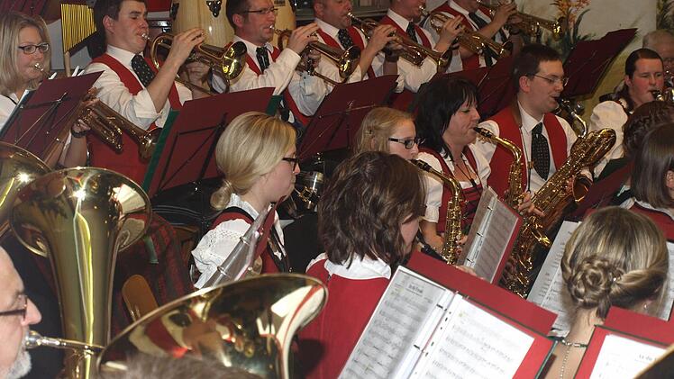 Die Trachtenkapelle Oerlenbach begeisterte im voll besetzten Pfarrsaal mit vielen Melodien.  Fotos: Stefan Geiger