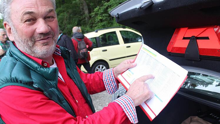Wanderführer Helmut Klösel hat gut Lachen: Eine ganze Liste voller Anmeldungen. Am Ende waren es sogar 60 Personen.