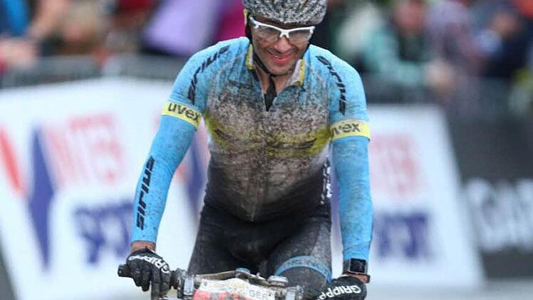 Beim Zieleinlauf waren die Fahrer wie Micha Trinkwalter gekennzeichnet von den widrigen Bedingungen. Foto: Thomas Micheel
