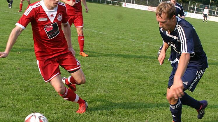 Der Eberner Seppi Weiß (rechts) zieht an der Außenlinie an seinem Gegenspieler vorbei.