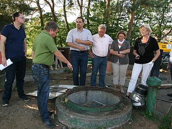 Unter dem Kleinen Pumpenhaus, das kürzlich vom Bauausschuss des Marktgemeinderates Hirschaid besucht worden ist, verbirgt sich viel Technik. Die Pumpen befördern pausenlos Schmutzwasser aus dem Ortsteil Sassanfahrt zum Klärwerk Hirschaid. Foto: Werner Baier