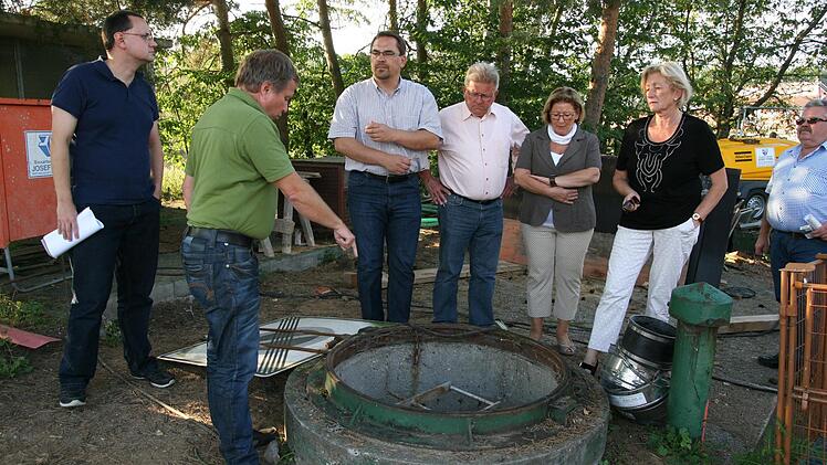 Unter dem Kleinen Pumpenhaus, das kürzlich vom Bauausschuss des Marktgemeinderates Hirschaid besucht worden ist, verbirgt sich viel Technik. Die Pumpen befördern pausenlos Schmutzwasser aus dem Ortsteil Sassanfahrt zum Klärwerk Hirschaid. Foto: Werner Baier