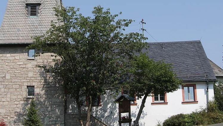 Der Turm der Christuskapelle in Gösmes wurde 1970 an das ehemalige Weberhaus angebaut. Foto: Klaus Klaschka