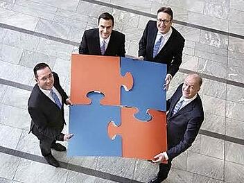 Die Vorstände der Volksbank Raiffeisenbank Rhön-Grabfeld eG freuen sich über die Fusion (von links): Tobias Herzog, Michael Reif, Markus Merz und Reiner Türk. Foto: PR