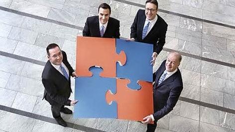 Die Vorstände der Volksbank Raiffeisenbank Rhön-Grabfeld eG freuen sich über die Fusion (von links): Tobias Herzog, Michael Reif, Markus Merz und Reiner Türk. Foto: PR