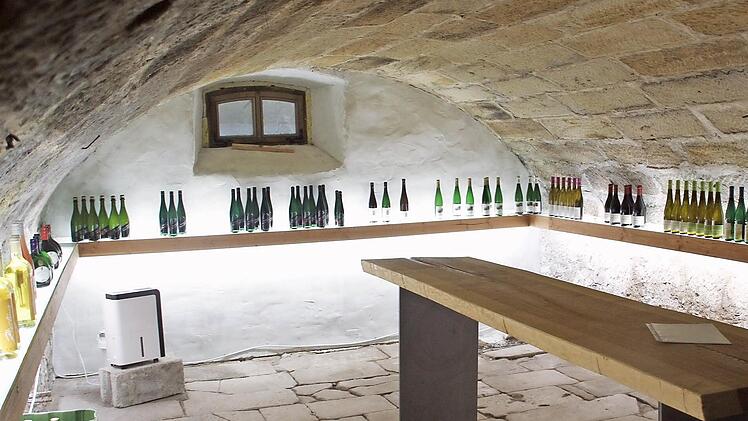 Im Eiskeller erwartet die Gäste des Alten Brauhauses eine Auswahl an fränkischen Weinen. Tja, es dreht sich eben doch nicht alles ums Bier.