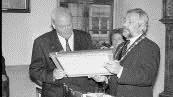 Beim Empfang im Rathaus gab es ein Geschenk für den Gast. Foto: Archiv Saale-Zeitung/Edgar Bartl