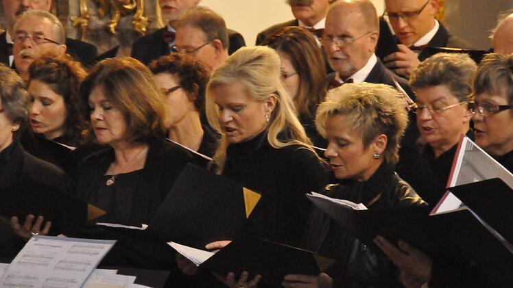 Mit zu Herzen gehenden Melodien und Interpretierungen begeisterte die Münnerstädter Liedertafel in der Klosterkirche.  Foto: Peter Klopf