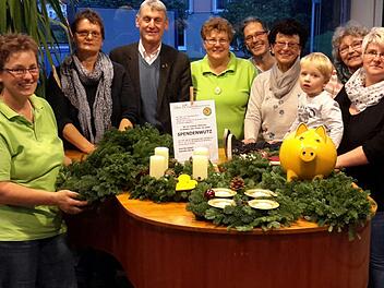 Die Spendenwutz des Obst- und Gartenbauvereins hat ihren Zweck erfüllt. Vorsitzende Monika Wiesner (Bildmitte) konnte an Bad Brückenaus 2. Bürgermeister Jürgen Pfister (3. von links) exakt 600 Euro für ein gemeinnütziges Projekt übergeben. Foto: Rolf Pralle