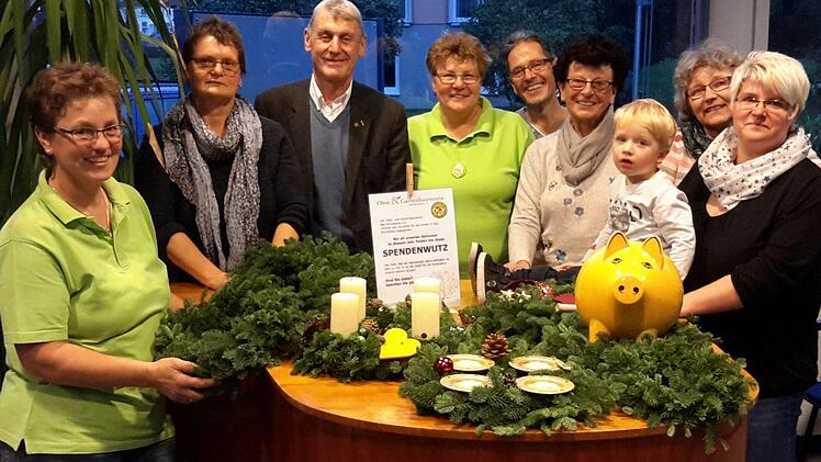 Die Spendenwutz des Obst- und Gartenbauvereins hat ihren Zweck erfüllt. Vorsitzende Monika Wiesner (Bildmitte) konnte an Bad Brückenaus 2. Bürgermeister Jürgen Pfister (3. von links) exakt 600 Euro für ein gemeinnütziges Projekt übergeben. Foto: Rolf Pralle