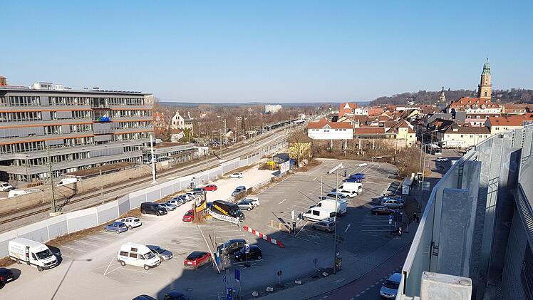 Der Parkplatz neben den Arcaden: möglicher Standort für einen zentralen Busknotenpunkt? Foto: Christian Bauriedel