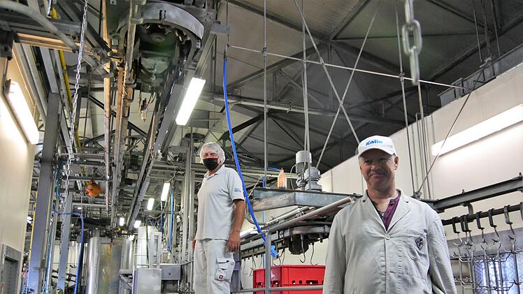 Gerald Bayer (rechts) und Eberhrd Kraus von der Kronacher Fleicherinnung im Schlachthof. Foto: Sandra Hackenberg