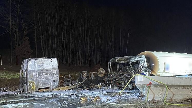 Vollsperre auf A3 bei Geiselwind: Lastwagen nach schwerem Unfall in Brand