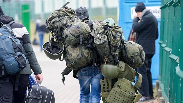 Viele ukrainische Kraftfahrer gehen zurück in ihre Heimat, um dort für ihr Land zu kämpfen. Unternehmen fehlen diese Mitarbeiter nun.