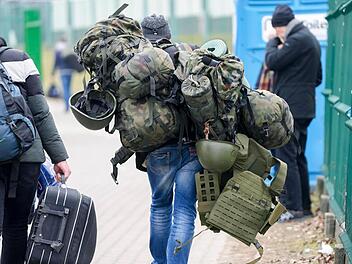 Viele ukrainische Kraftfahrer gehen zurück in ihre Heimat, um dort für ihr Land zu kämpfen. Unternehmen fehlen diese Mitarbeiter nun.