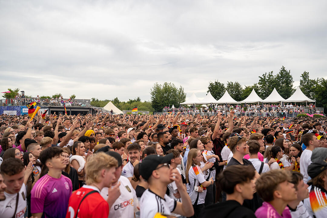 Fans schauen das EM-Viertelfinale zwischen Duetschland und Spanien in Nürnberg