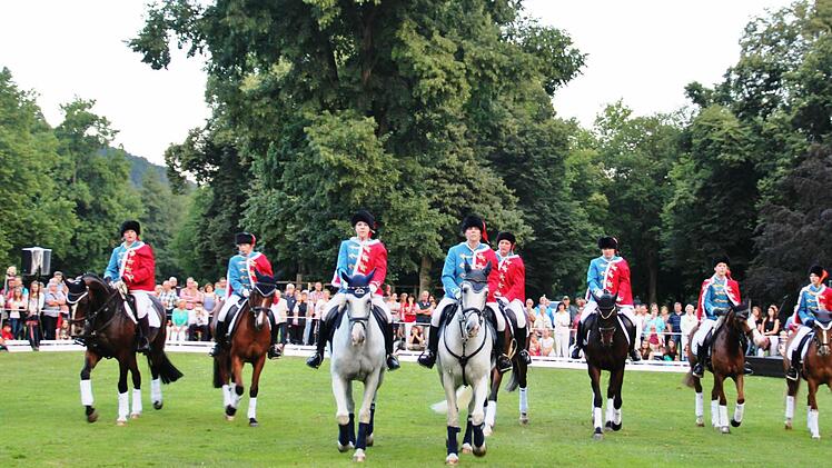 Die Mädchen des Reitervereins als ungarische Panduren bei der Quadrille 2016  Foto: Werner Vogel