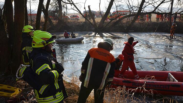 Ein Großaufgebot an Rettungskräften suchte an der Saale nach einem Mann, der ins Eis eingebrochen sein soll. Foto: Peter Rauch