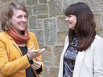 Zwei, die sich verstehen: Tina Büdel (links) und Julia Grimmer haben bereits viele Ideen und Projekte entwickelt, um mehr junge Erwachsene im Landkreis Haßberge zu halten. So will man dem demografischen Wandel entgegenwirken. Foto: Katja Müller
