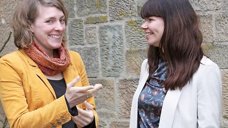 Zwei, die sich verstehen: Tina Büdel (links) und Julia Grimmer haben bereits viele Ideen und Projekte entwickelt, um mehr junge Erwachsene im Landkreis Haßberge zu halten. So will man dem demografischen Wandel entgegenwirken. Foto: Katja Müller